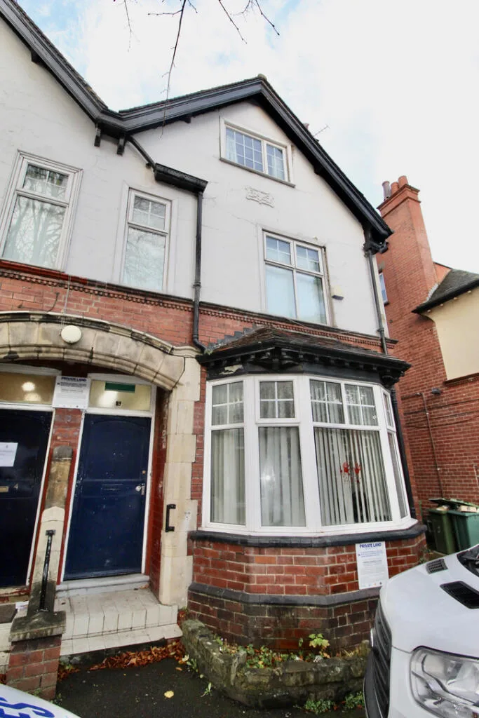 8 bedroom semi-detached house for rent