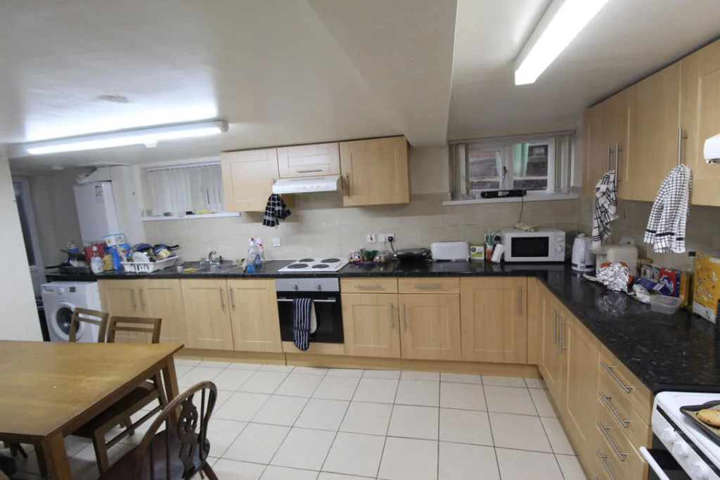 8 bedroom semi-detached house for rent