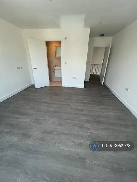 4 bedroom semi-detached house for rent