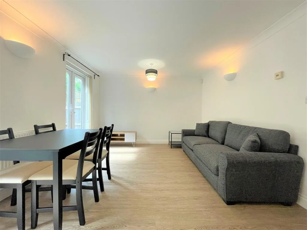 4 bedroom end of terrace house for rent