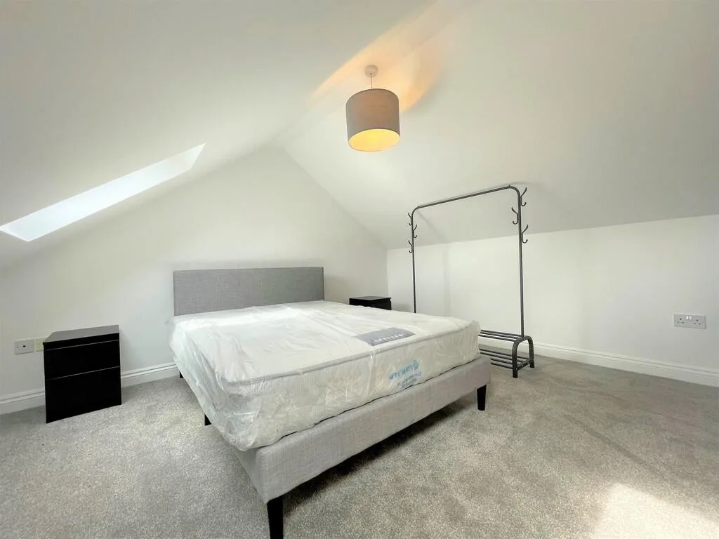 4 bedroom end of terrace house for rent