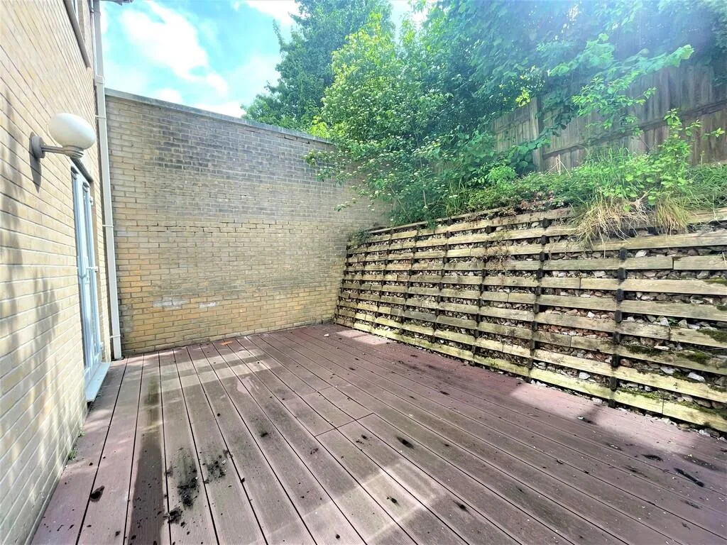 4 bedroom end of terrace house for rent