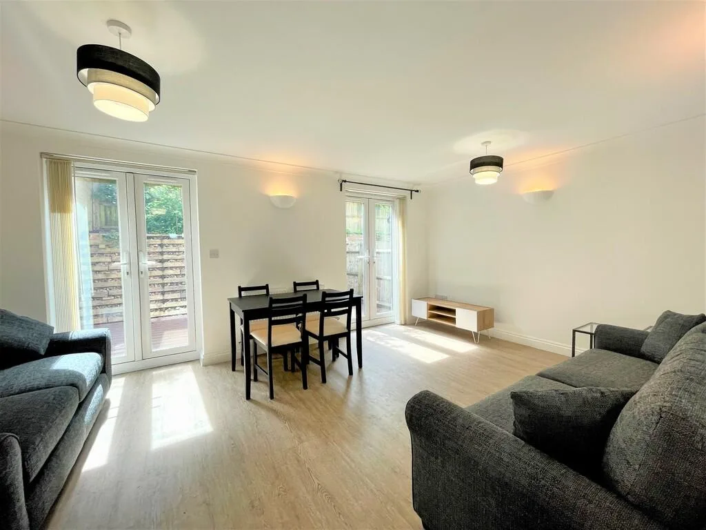 4 bedroom end of terrace house for rent