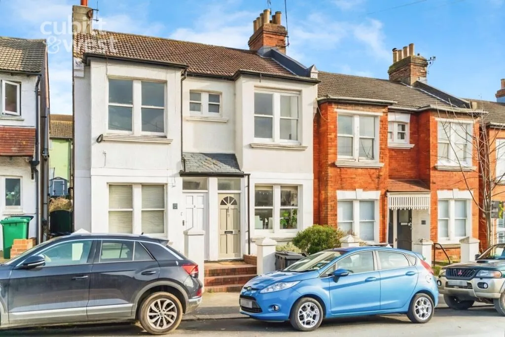 2 bedroom maisonette for rent