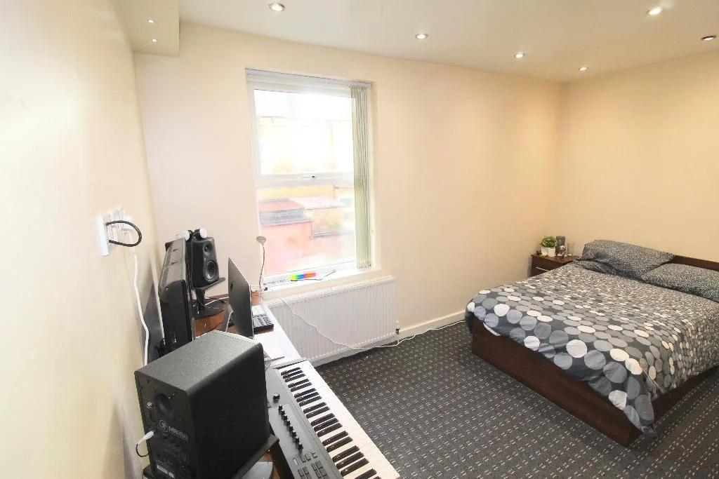 6 bedroom terraced house for rent