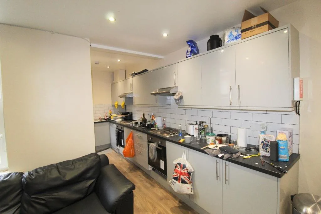 6 bedroom terraced house for rent