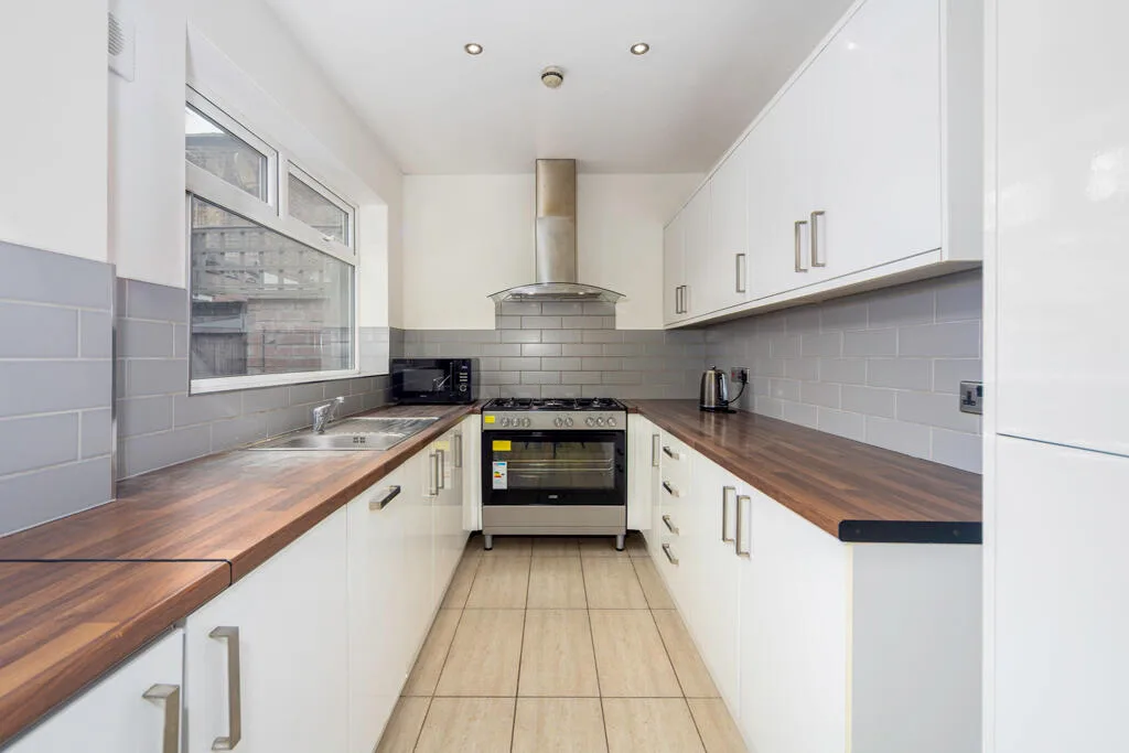 3 bedroom end of terrace house for rent