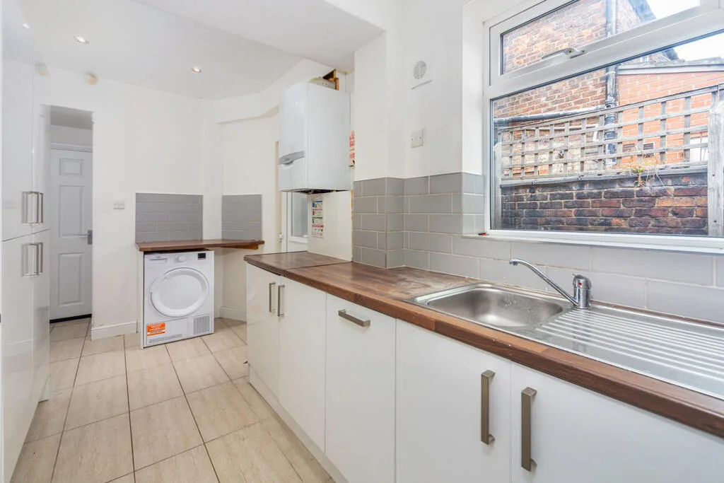 3 bedroom end of terrace house for rent