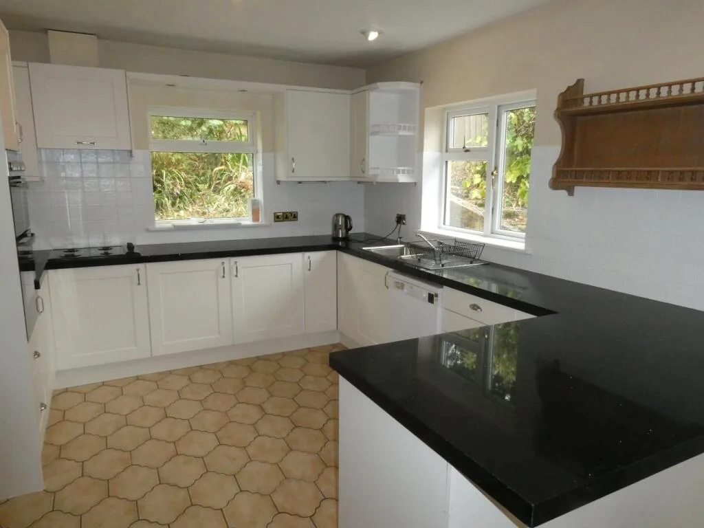 6 bedroom detached house for rent