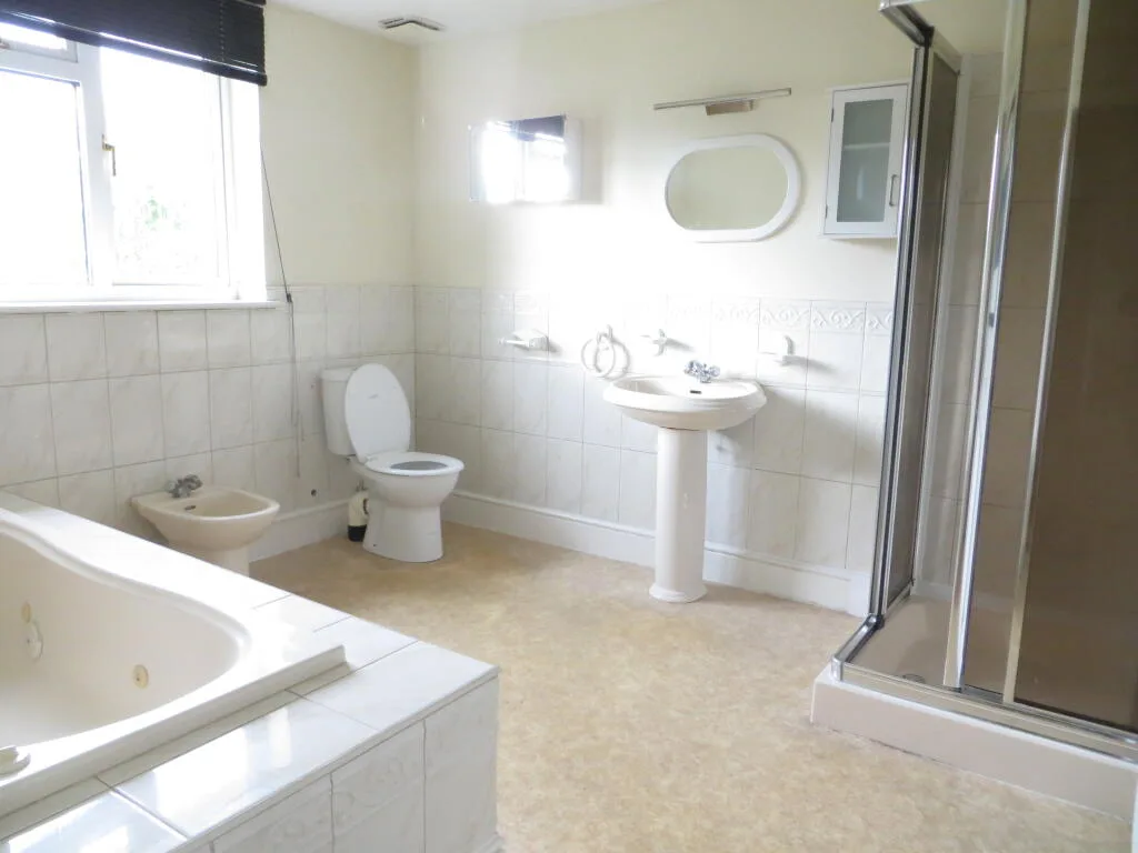 6 bedroom detached house for rent