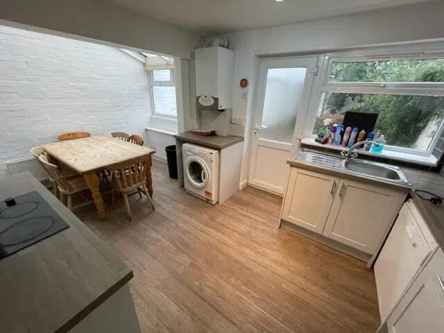 6 bedroom house for rent