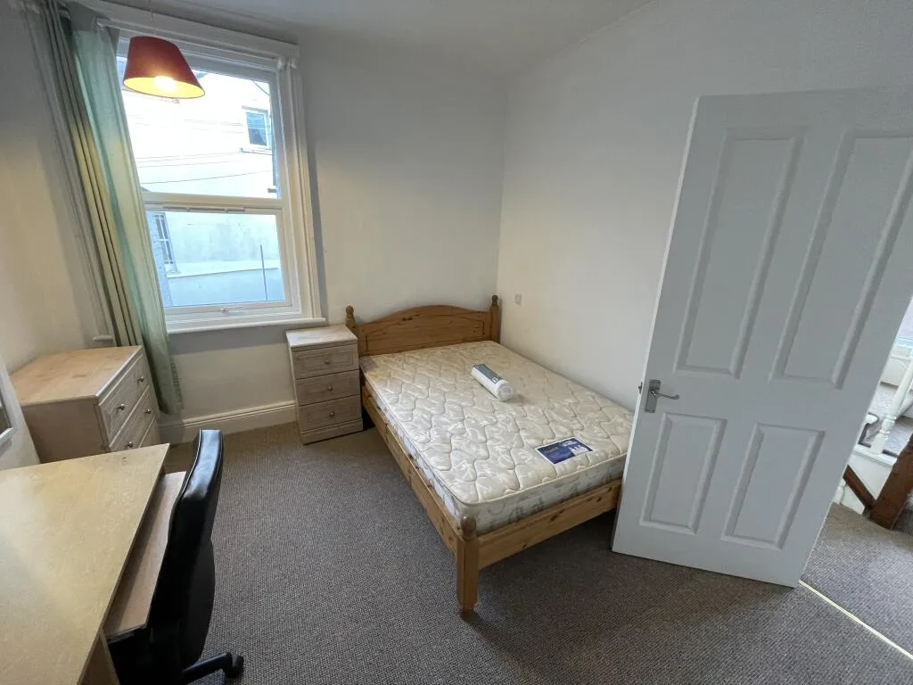 6 bedroom house for rent