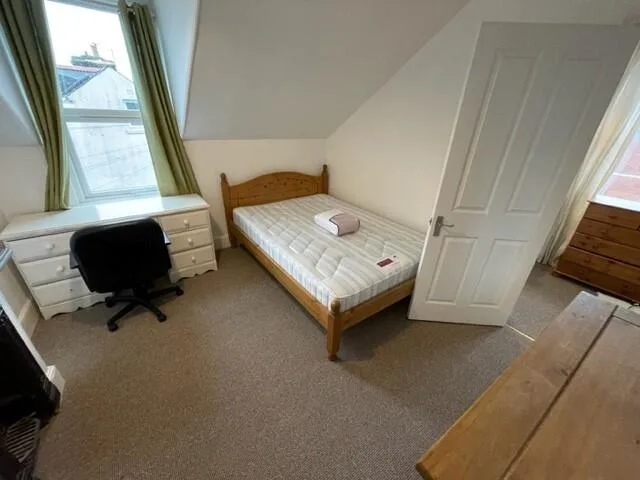 6 bedroom house for rent
