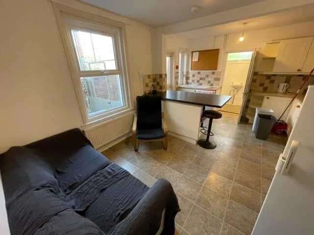 6 bedroom house for rent