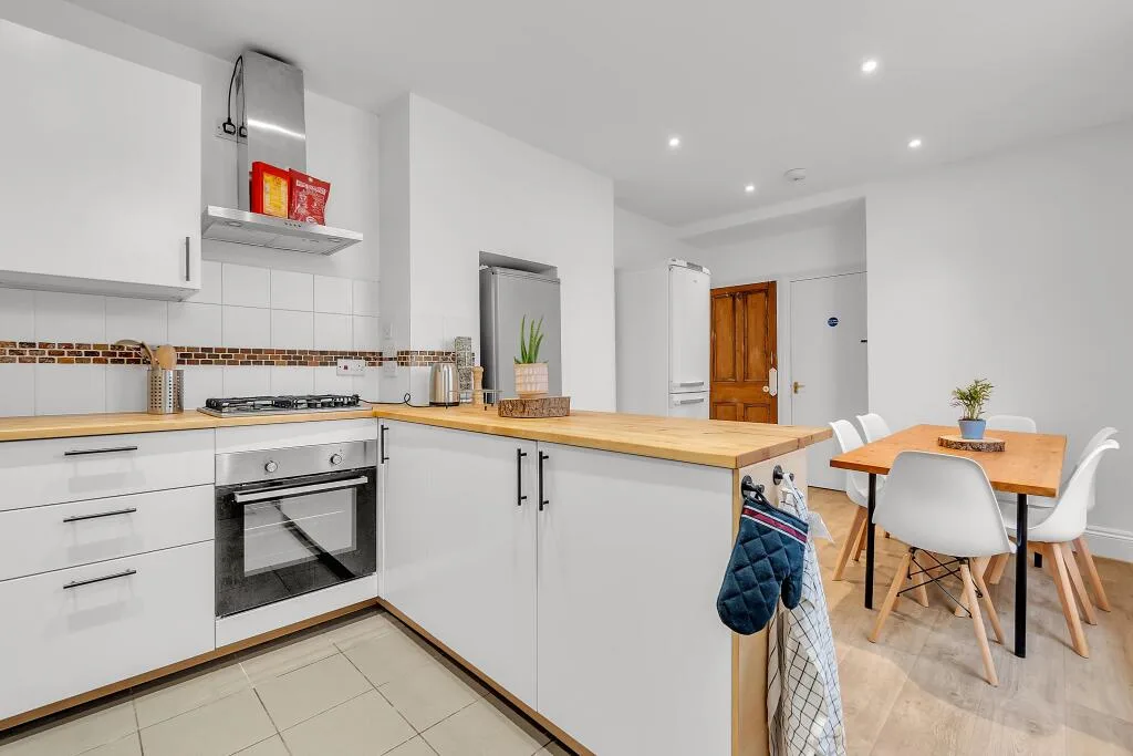 6 bedroom terraced house for rent