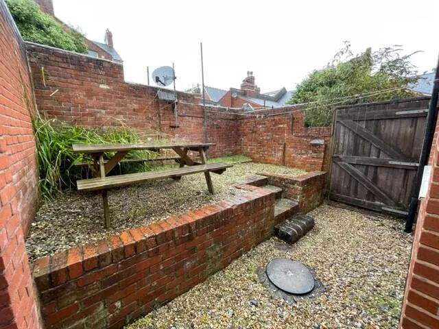 5 bedroom terraced house for rent