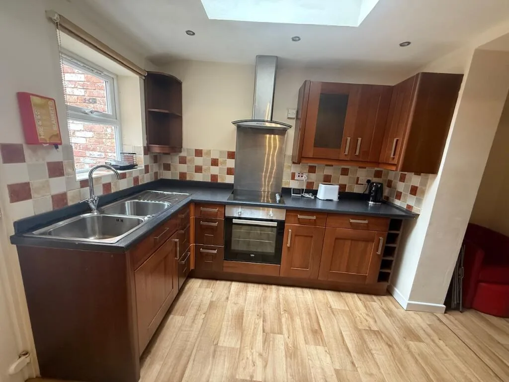 6 bedroom terraced house for rent