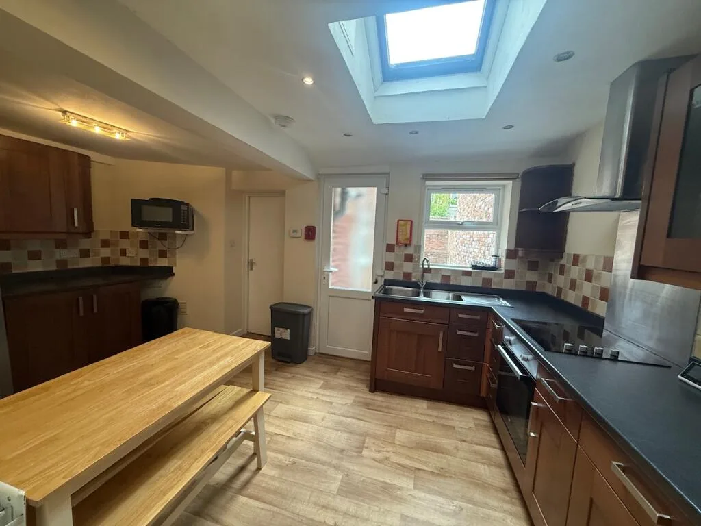 6 bedroom terraced house for rent