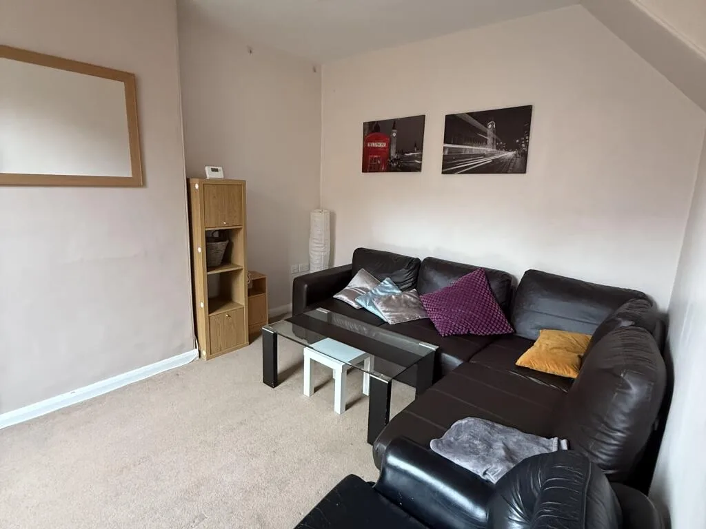 5 bedroom semi-detached house for rent