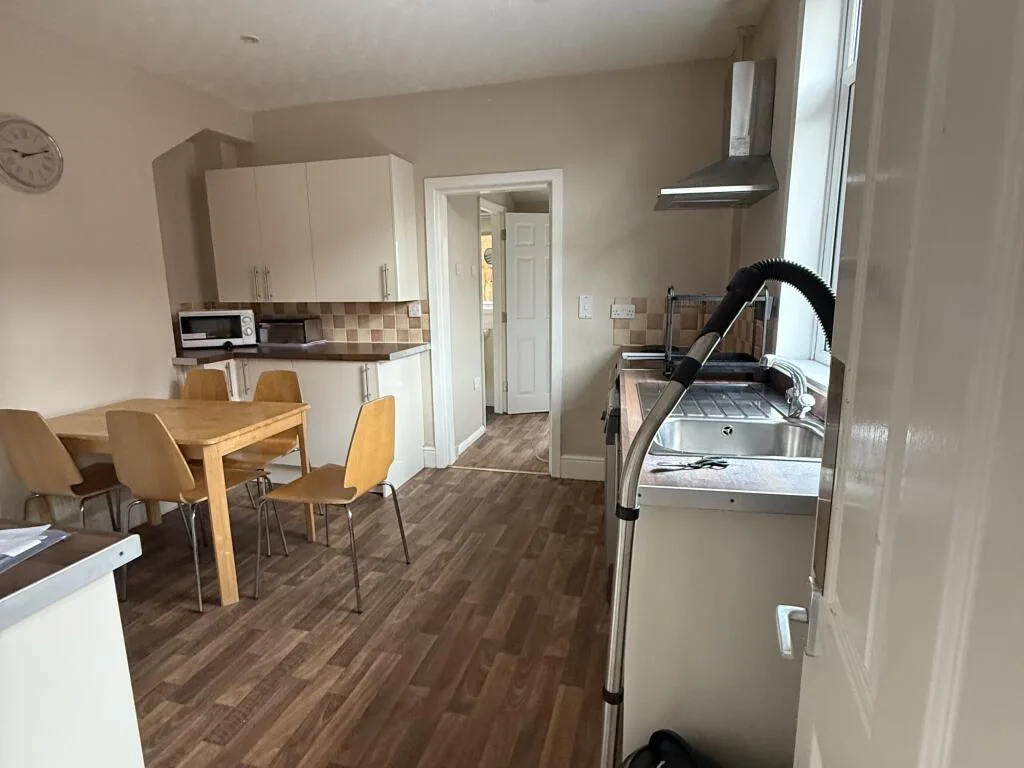 5 bedroom semi-detached house for rent