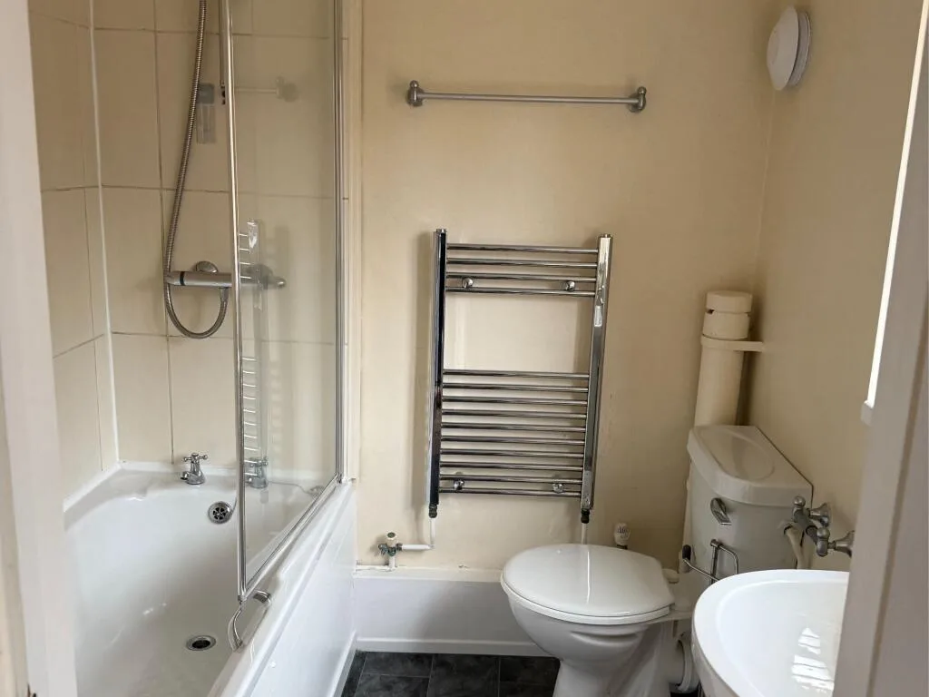 5 bedroom semi-detached house for rent