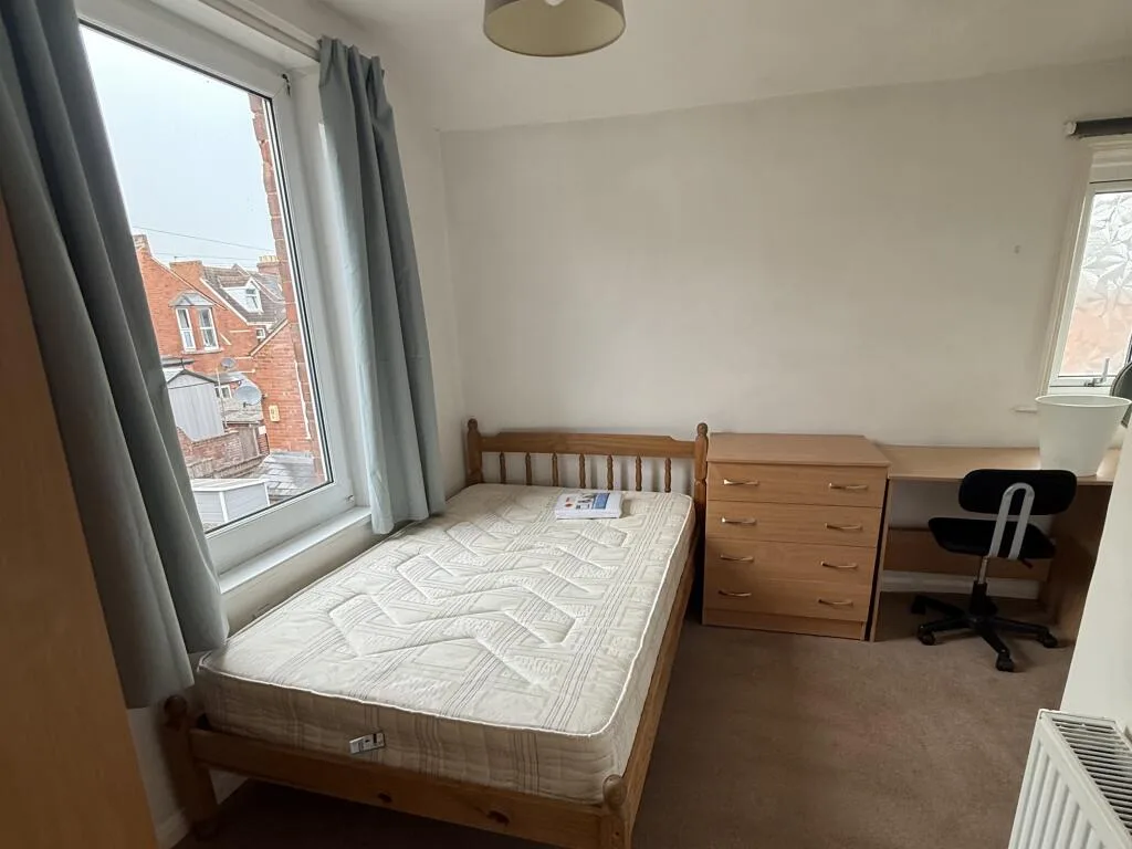 5 bedroom semi-detached house for rent