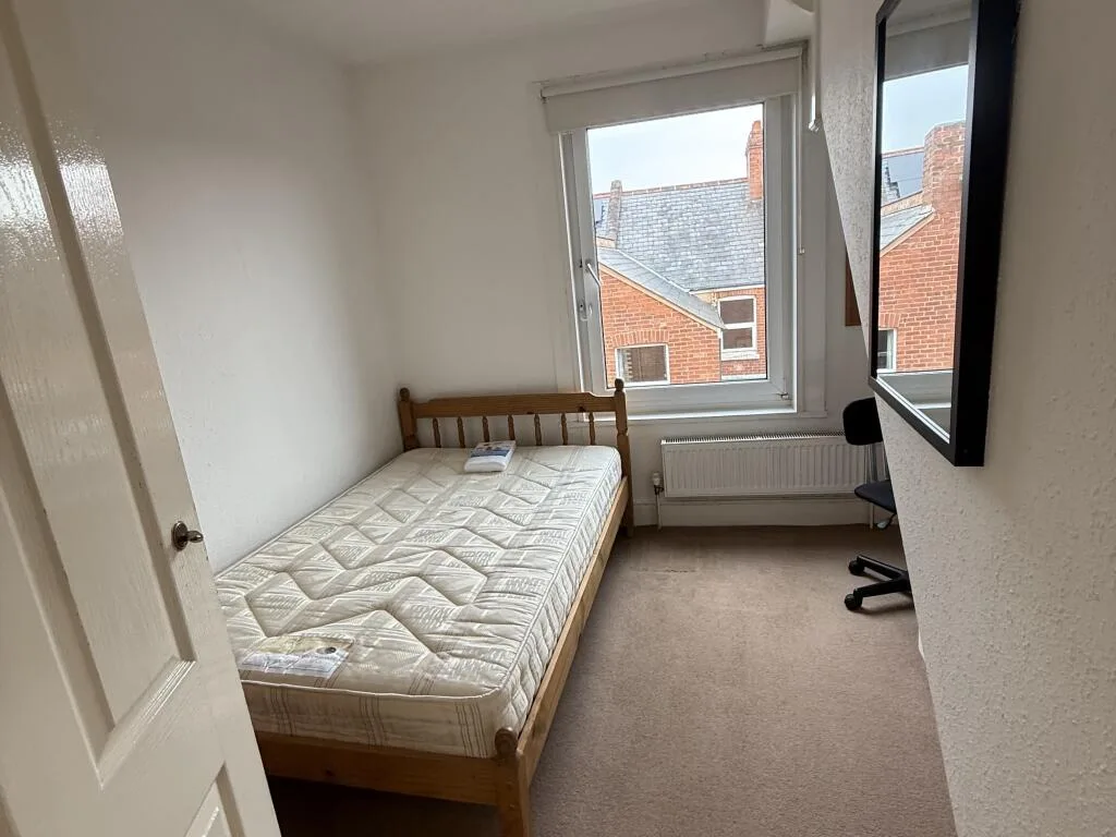 5 bedroom semi-detached house for rent