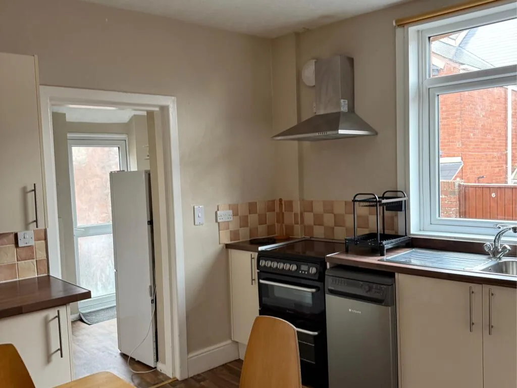 5 bedroom semi-detached house for rent