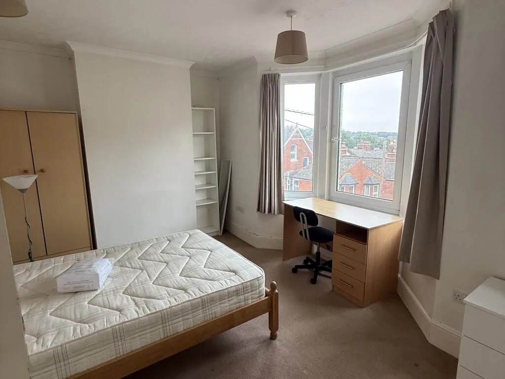 5 bedroom semi-detached house for rent