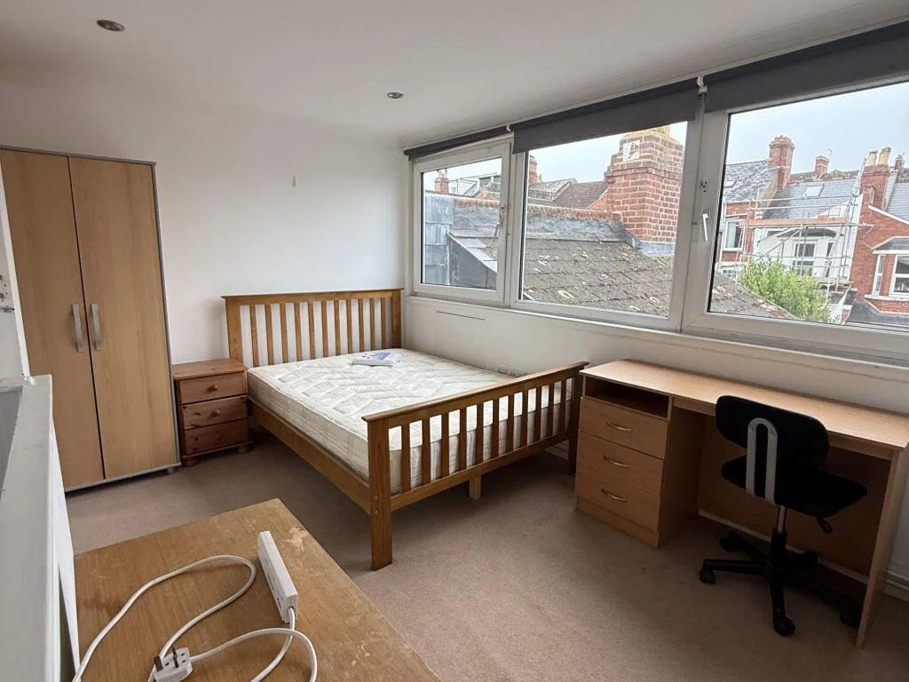 5 bedroom semi-detached house for rent