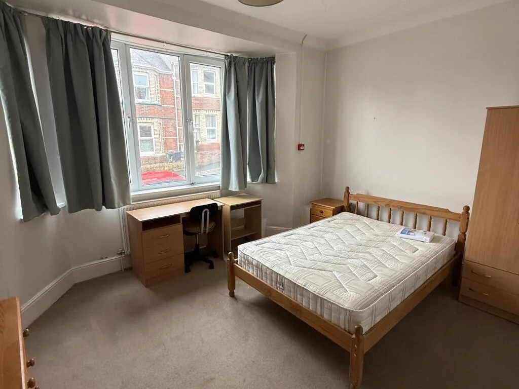 5 bedroom semi-detached house for rent