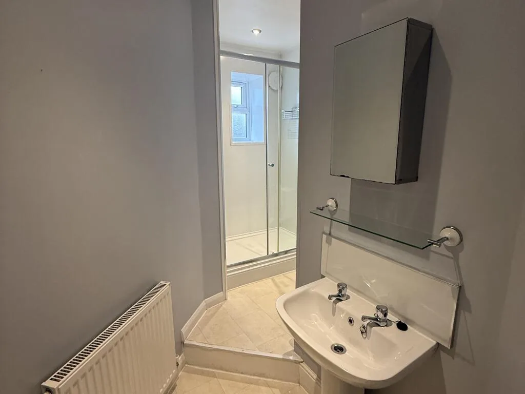 5 bedroom semi-detached house for rent