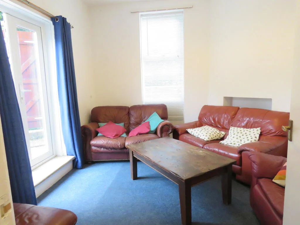 6 bedroom semi-detached house for rent