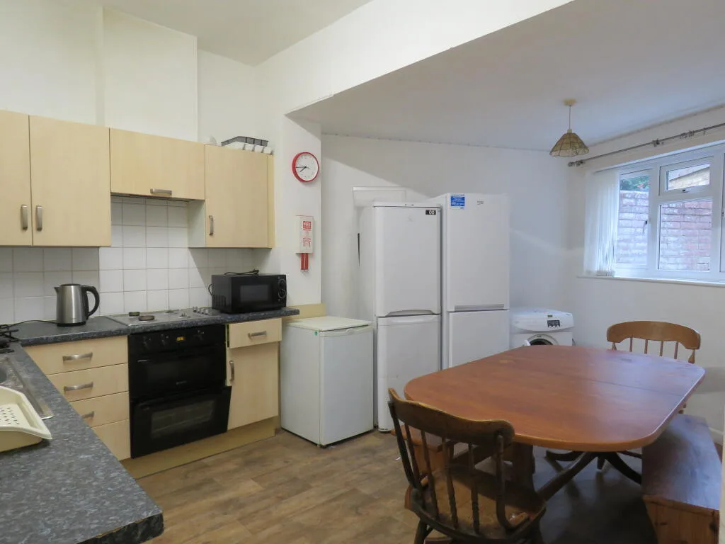 6 bedroom semi-detached house for rent