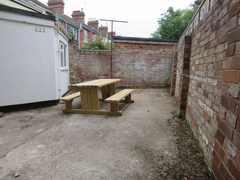 6 bedroom semi-detached house for rent