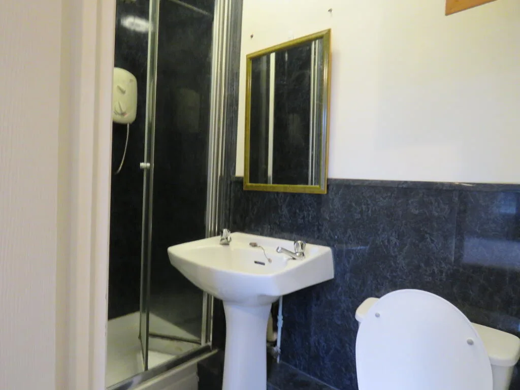 6 bedroom semi-detached house for rent