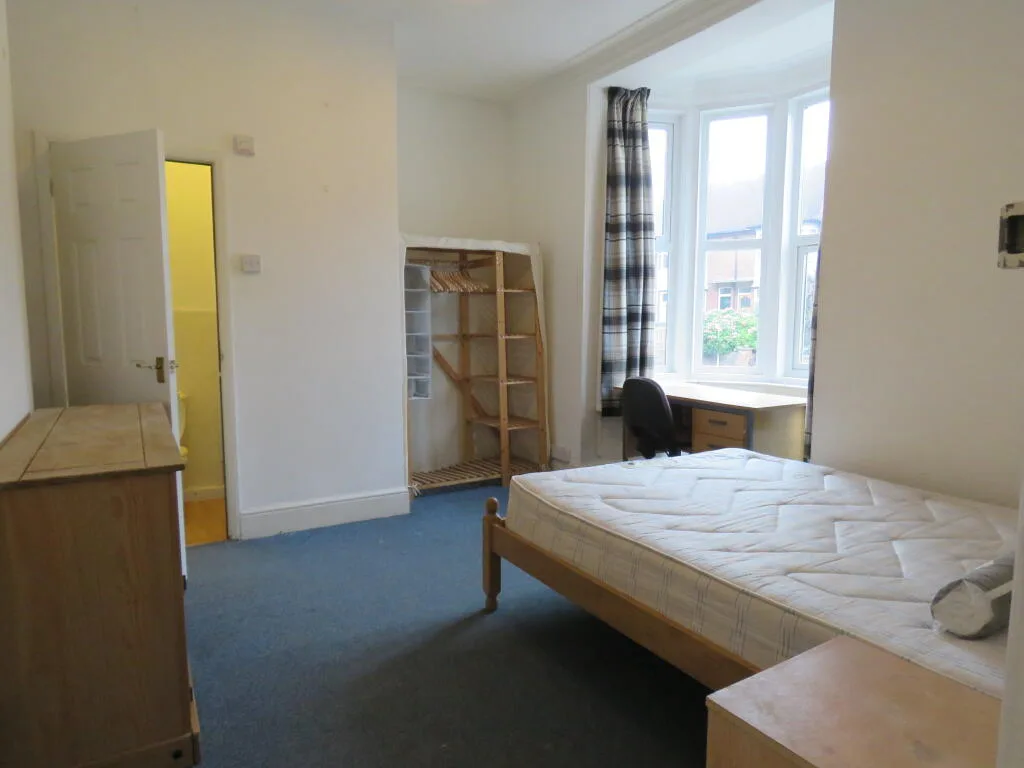 6 bedroom semi-detached house for rent