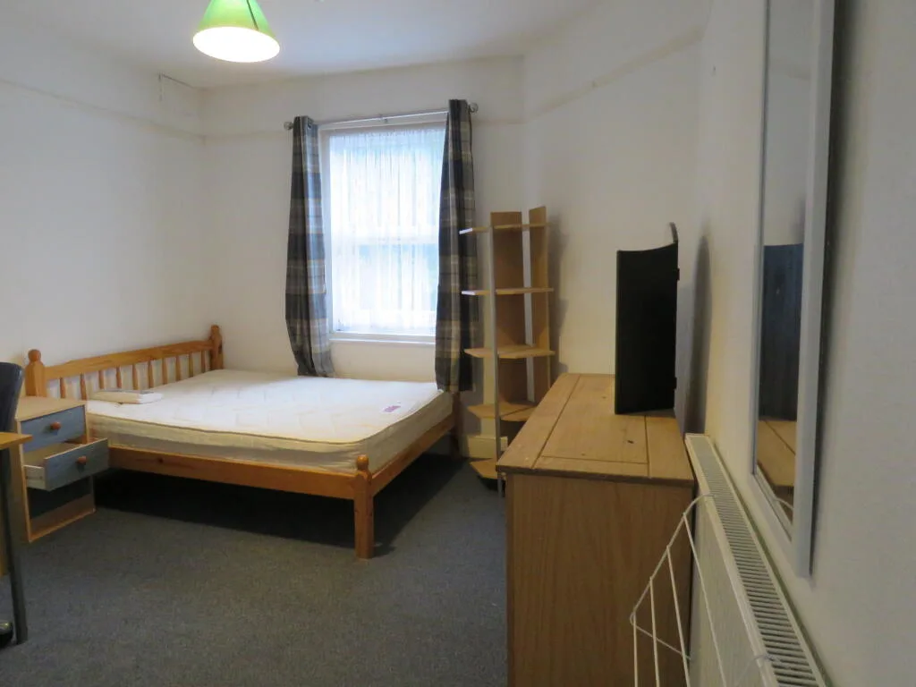 6 bedroom semi-detached house for rent