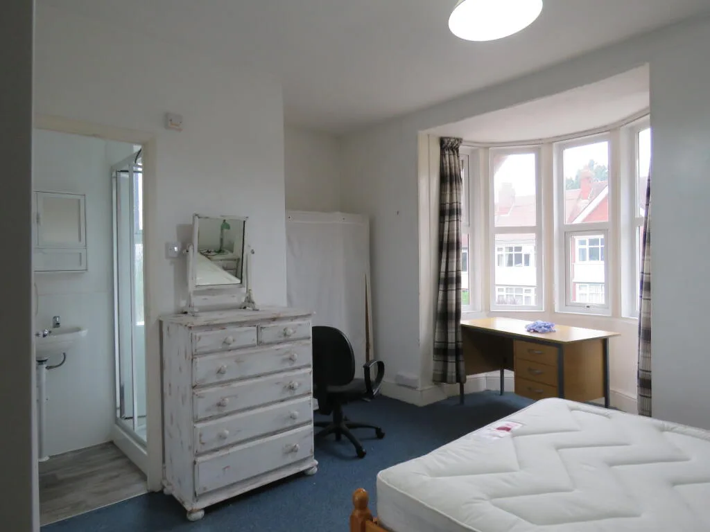 6 bedroom semi-detached house for rent
