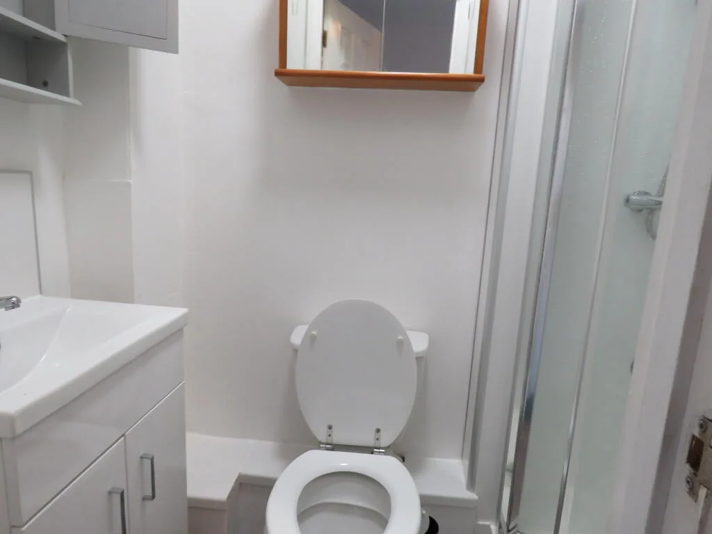 6 bedroom semi-detached house for rent