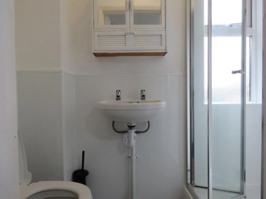 6 bedroom semi-detached house for rent