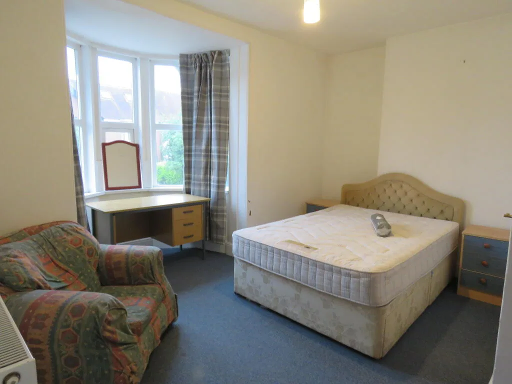 6 bedroom semi-detached house for rent