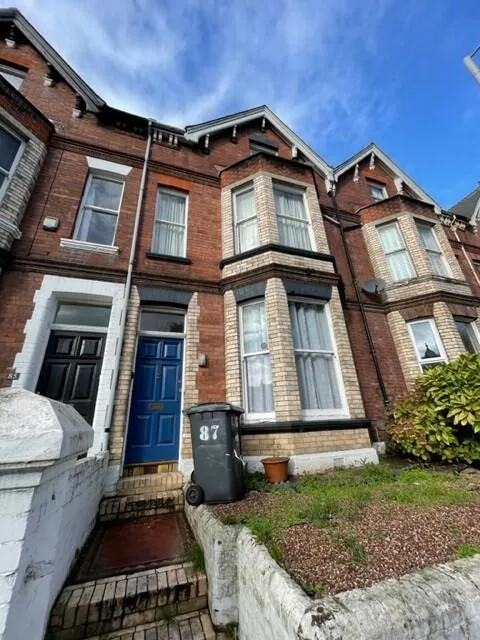 6 bedroom terraced house for rent