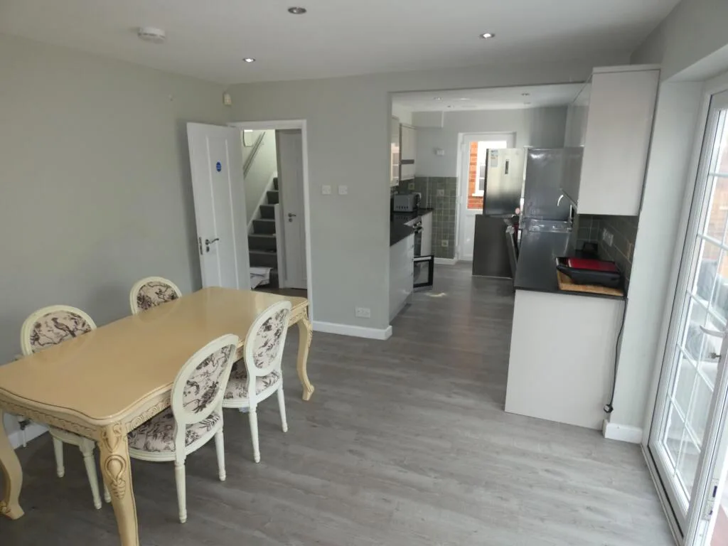 6 bedroom house for rent