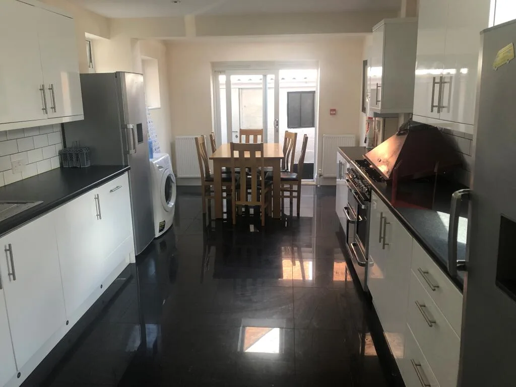 6 bedroom terraced house for rent