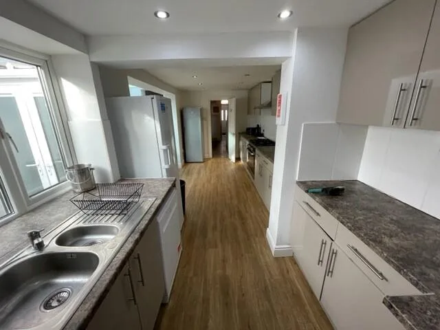 6 bedroom terraced house for rent
