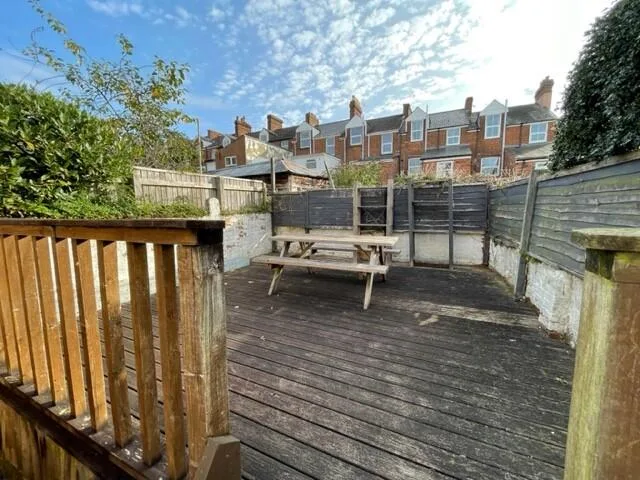 6 bedroom terraced house for rent