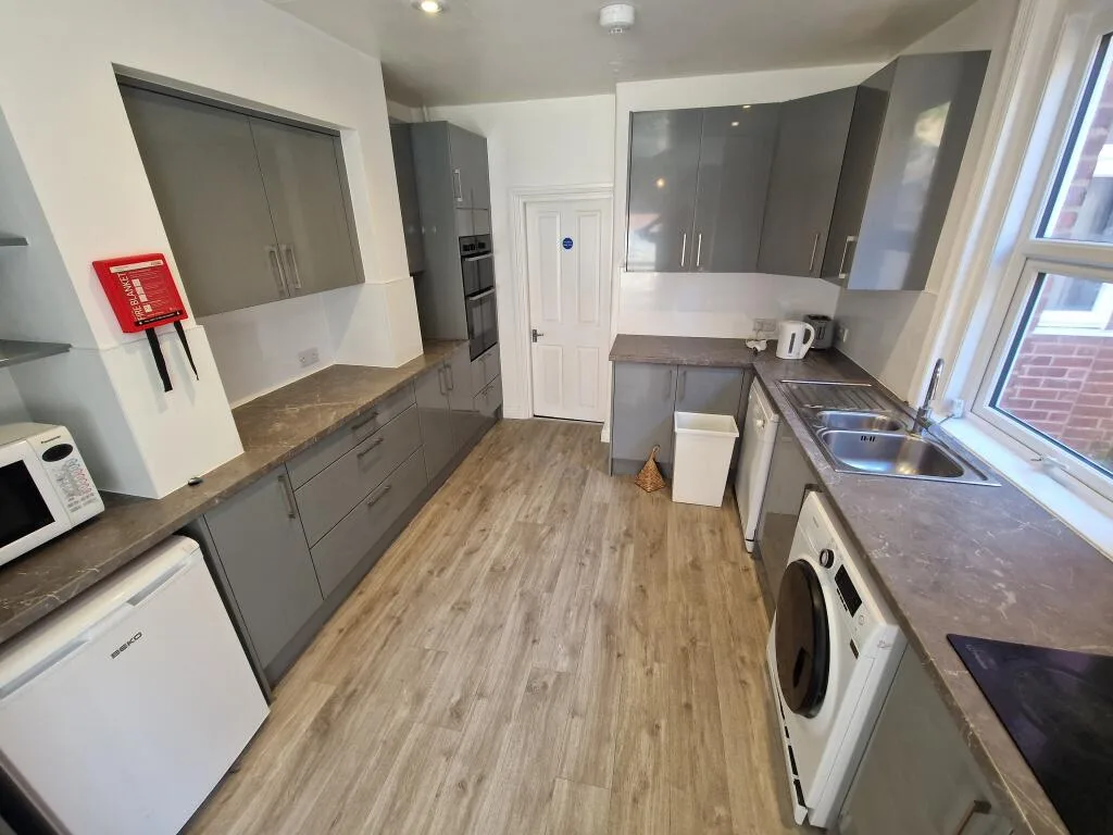 6 bedroom terraced house for rent