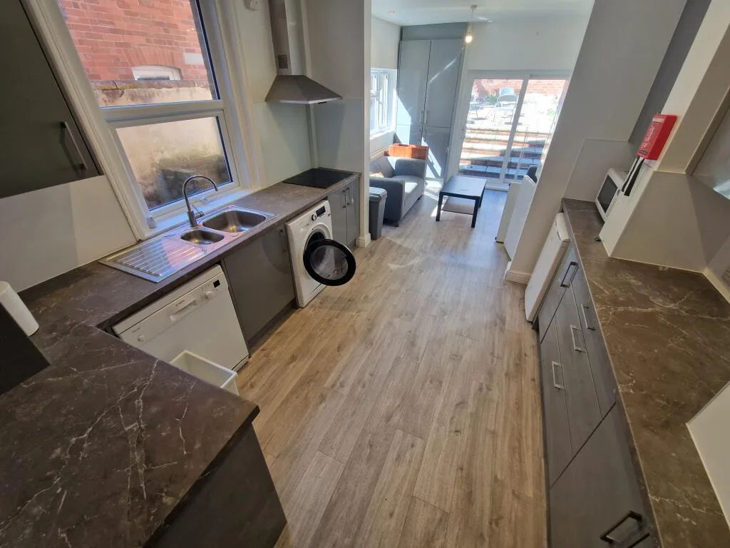 6 bedroom terraced house for rent