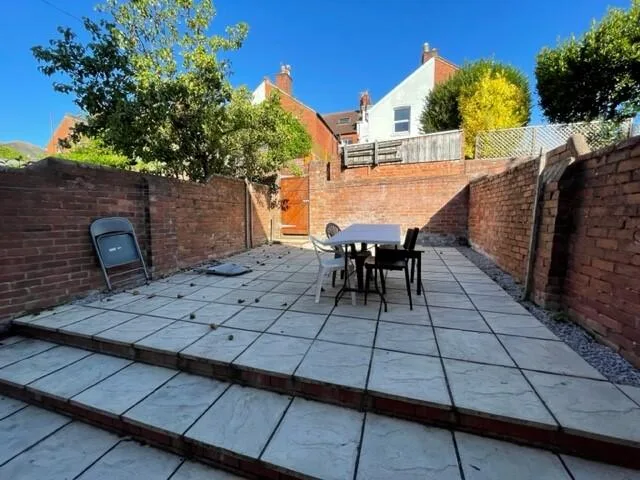 6 bedroom terraced house for rent